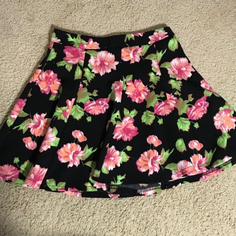 Brought on here but not my size it's super cute